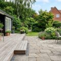 Terrasse i træ eller sten: Hvad passer til din have